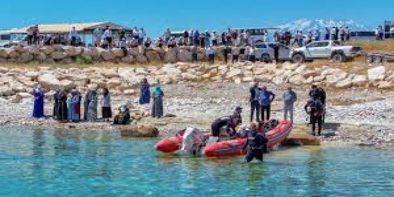 Van Gölü'nde kaybolan genci arama çalışmaları üçüncü gününde sürüyor