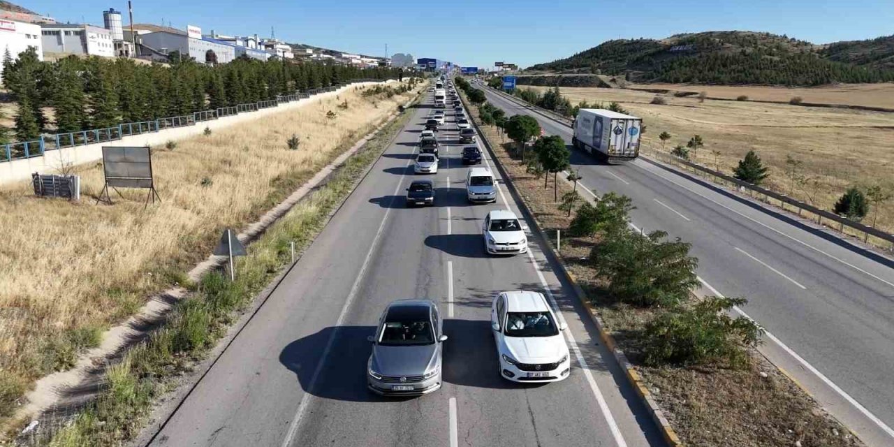 43 ilin geçiş güzergahındaki araç trafiği havadan görüntülendi