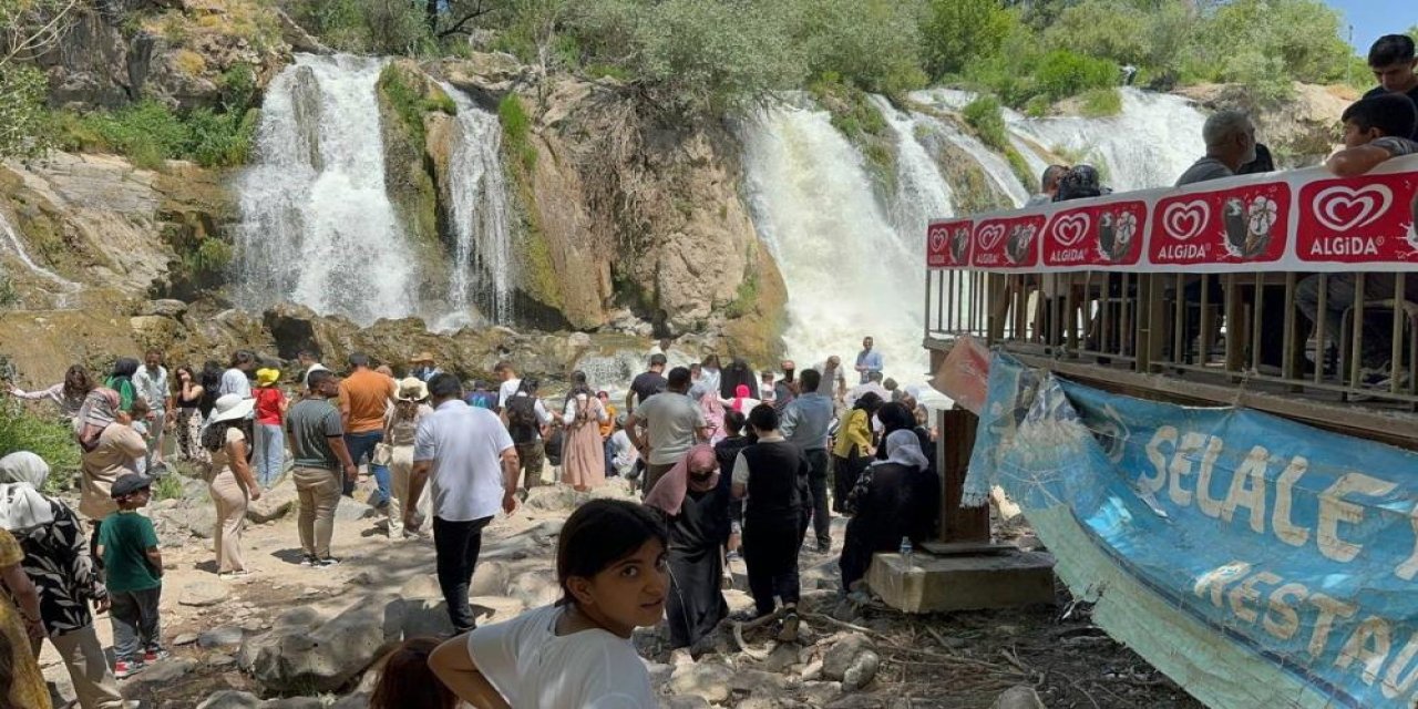 Muradiye Şelalesi tatilde doldu taştı