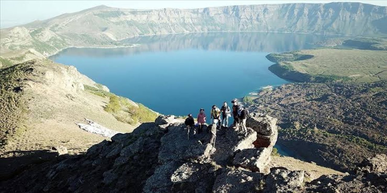 Nemrut Krater Gölü'nde çevre temizliği yapıldı