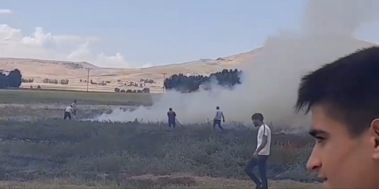 Bir yangın haberi de Ağrı’dan: Buğday tarlası küle döndü