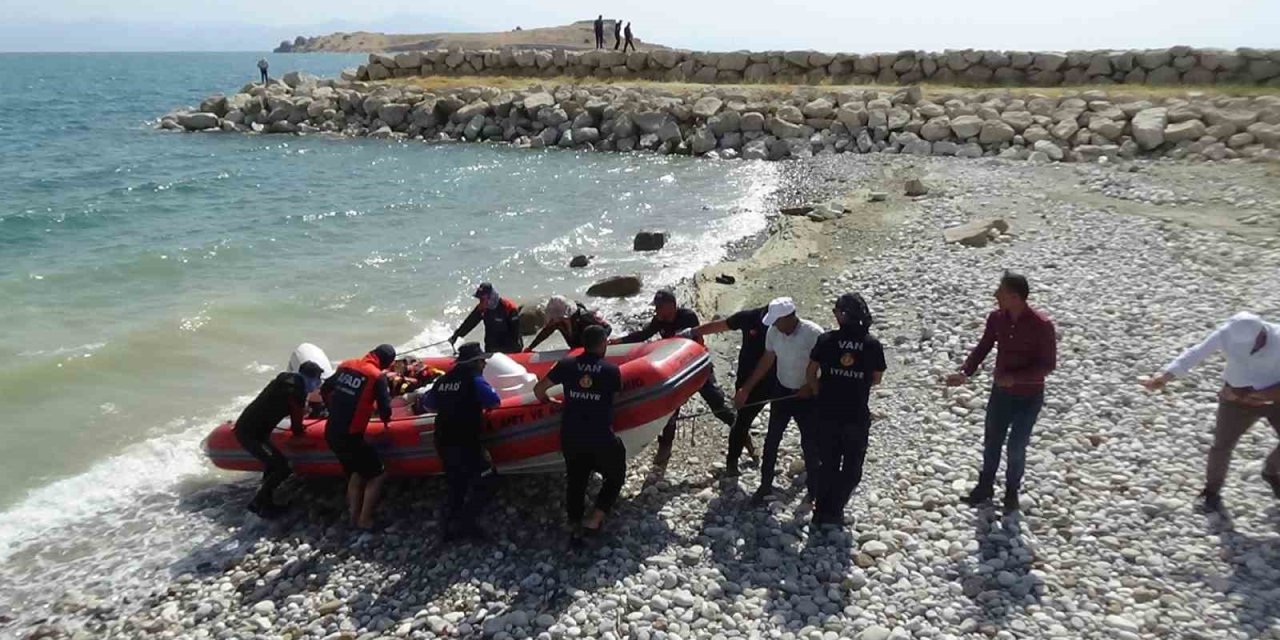 Van Gölü’nde kaybolan genci arama çalışmalarına olumsuz hava şartları nedeniyle ara verildi