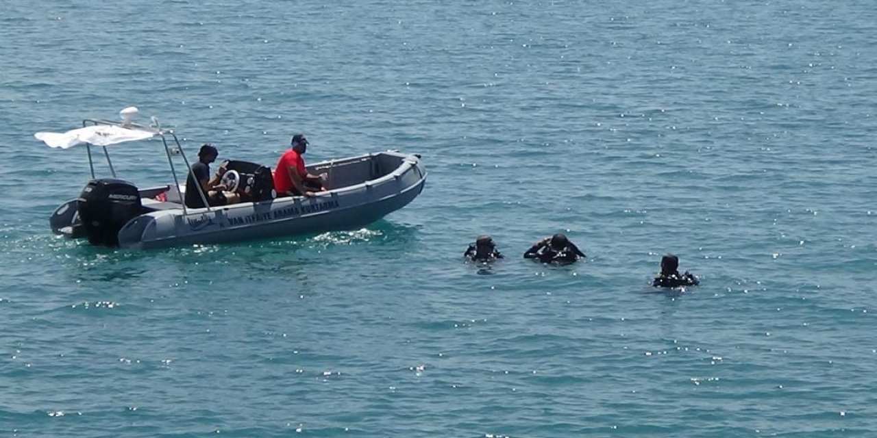 Van Gölü’nde kaybolan şahısın arama çalışmalarına helikopter desteği