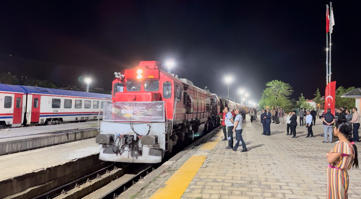 Turistik Tatvan Treni’ni ilk seferini gerçekleştirdi