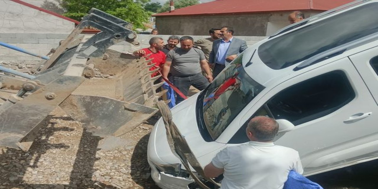 Köprüden düşen aracı belediye ekipleri kurtardı