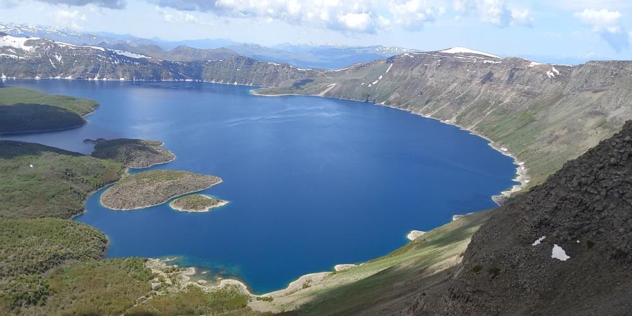 Bitlis Nemrut Kalderası’nın bir yanı kar bir yanı bahar