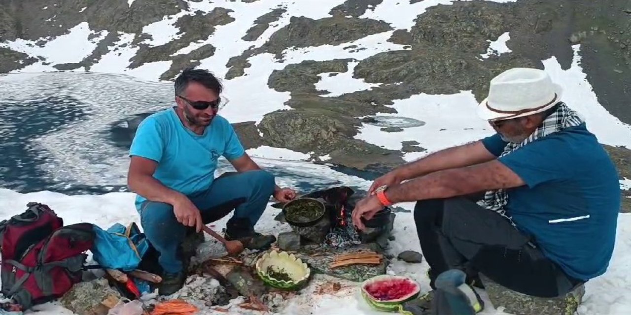 Erzurum'da haziran ayında kara pekmez döküp yedi