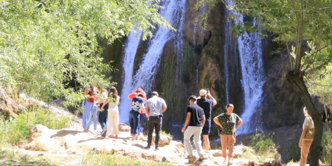 Sıcaktan kaçan Girlevik Şelalesi’nde serinliyor