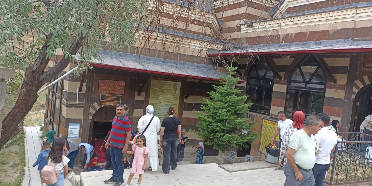 Bölgeden Ahmed-i Hani Türbesi'ne yoğun ilgi