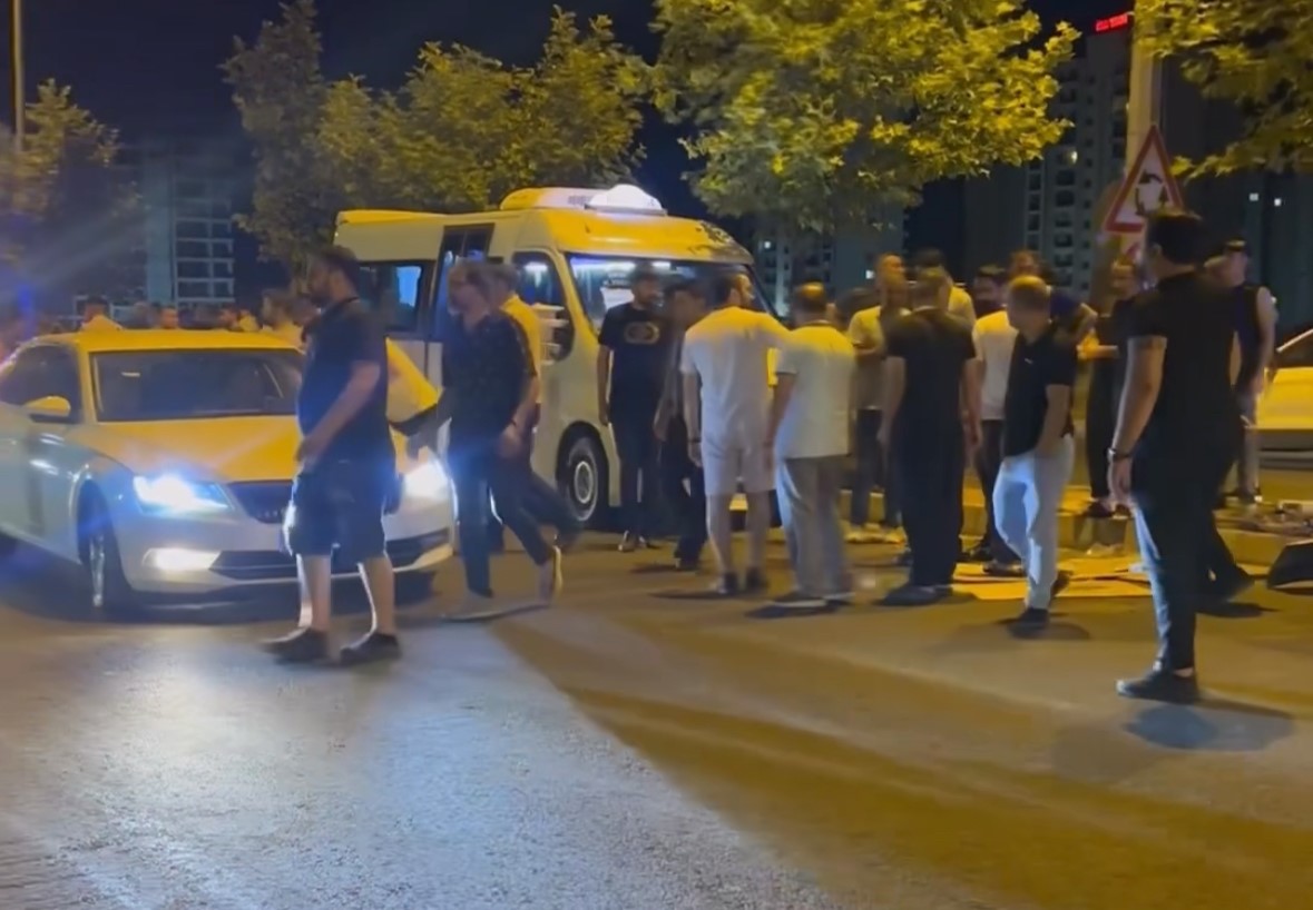 Diyarbakır’da şehir içi minibüsü yayalara çarptı