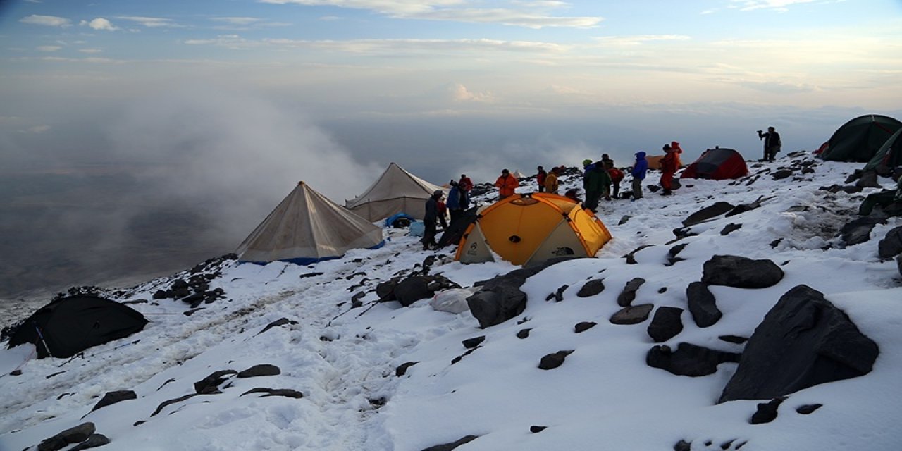 İranlı kadın dağcılardan Ağrı Dağı’na zirve tırmanışı
