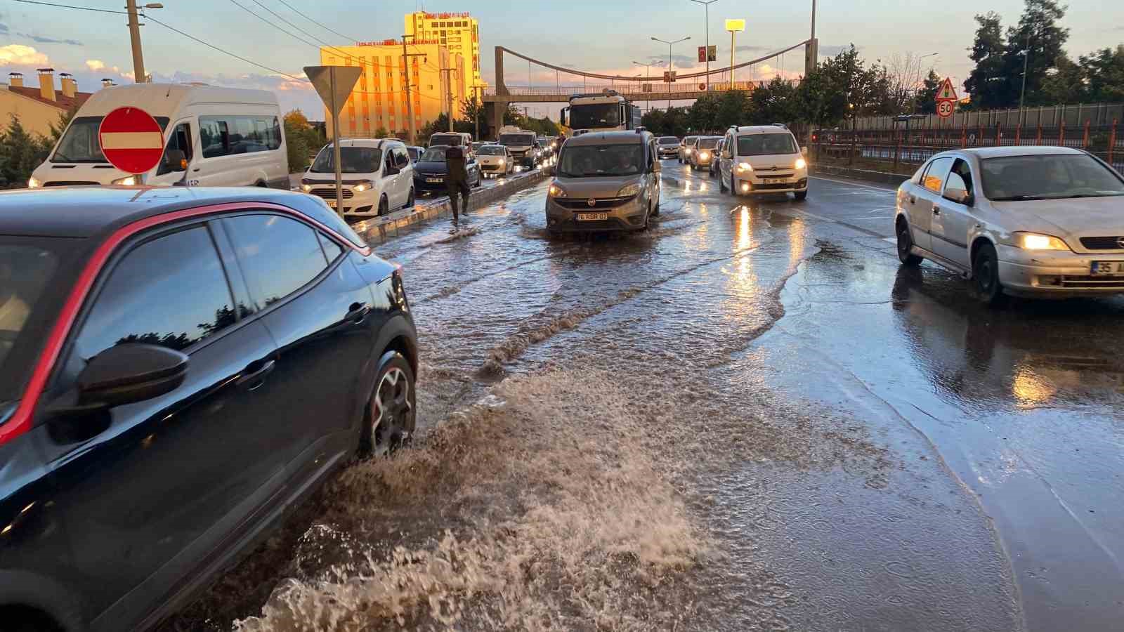 Diyarbakır’da sağanak yağış rögarı tıkadı