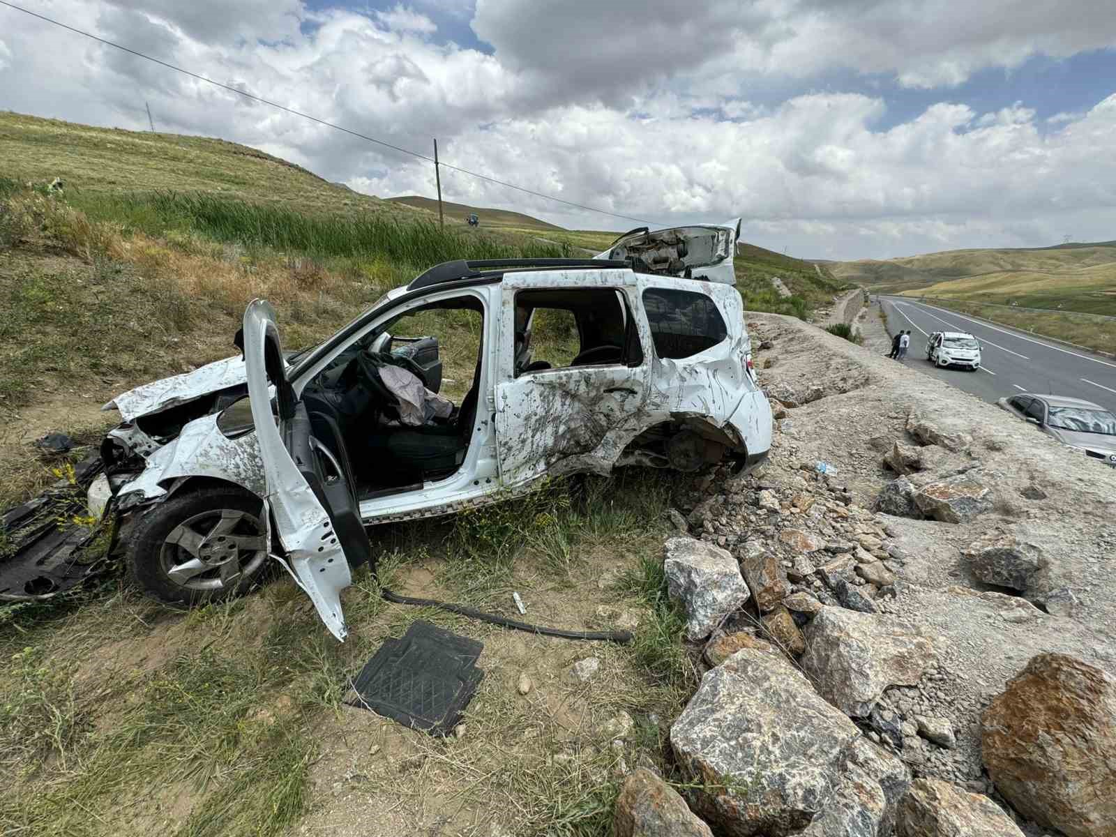 Van'da takla atan araç istinat duvarının üzerine çıktı