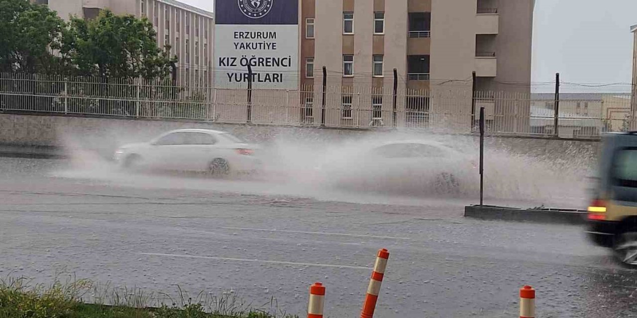 Erzurum’da sağanak yağış hayatı felç etti