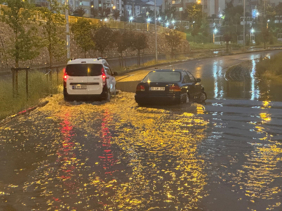 Erzurum'da dün yağan şiddetli sağanak yolları taşırdı