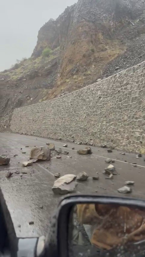 Sarıkamış-Karakurt kara yolunda heyelan