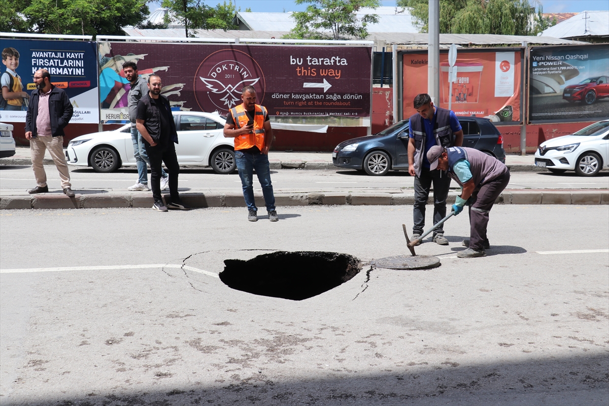 Erzurum'da şiddetli yağış sonrası yolda çökme meydana geldi