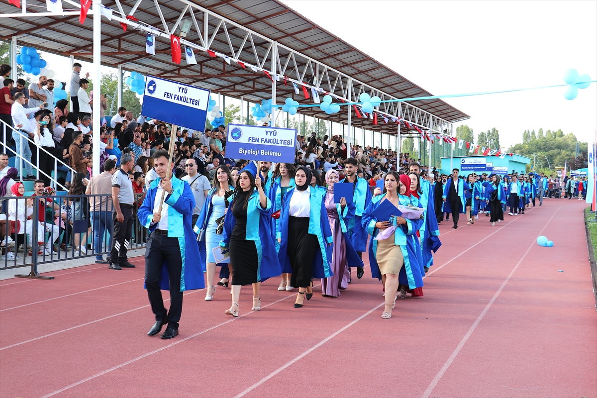 Van'da binlerce öğrenci mezuniyet sevinci yaşadı