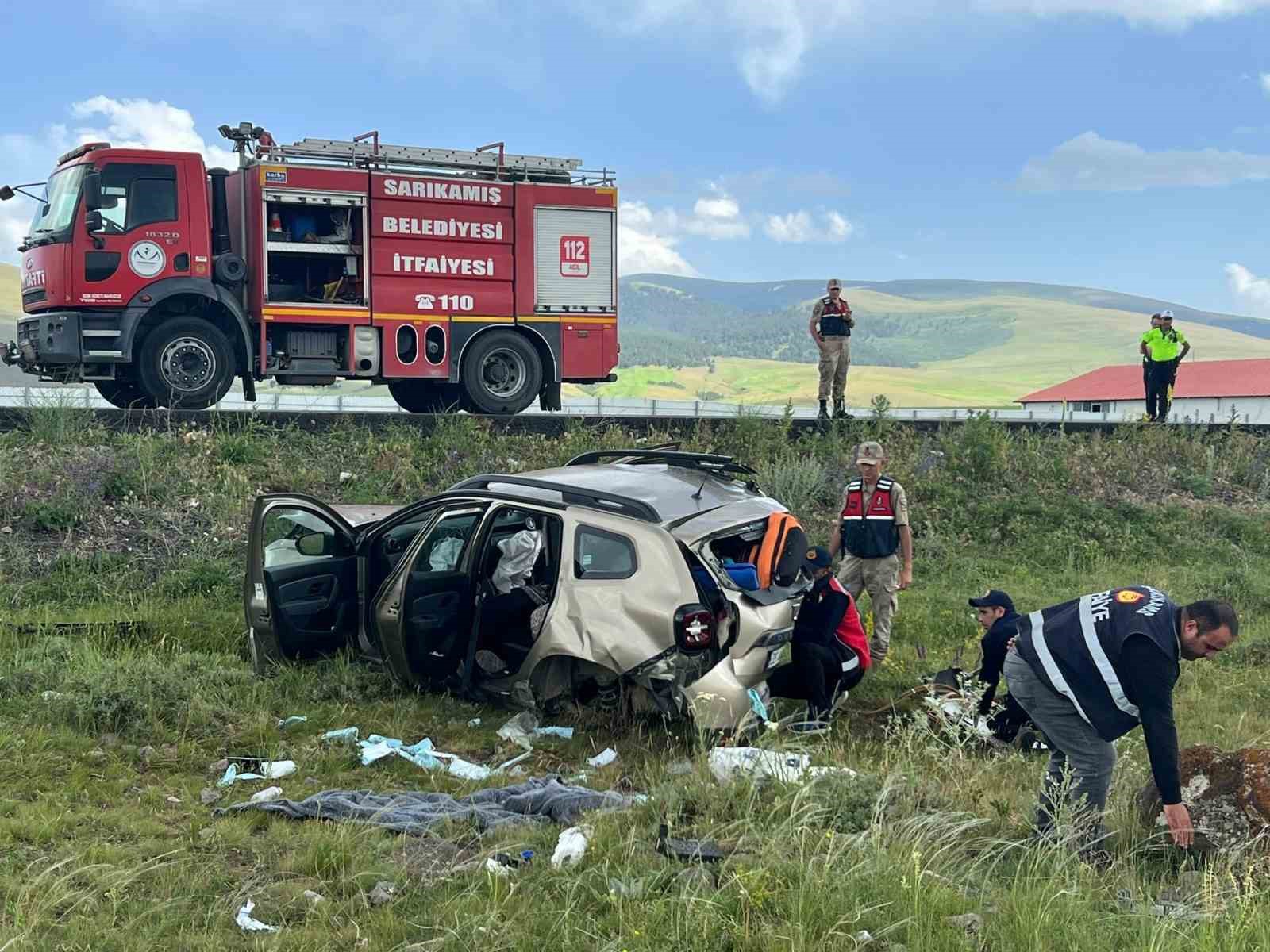 Kars'ta yoldan çıkan araç  şarampole uçtu: 3 yaralı