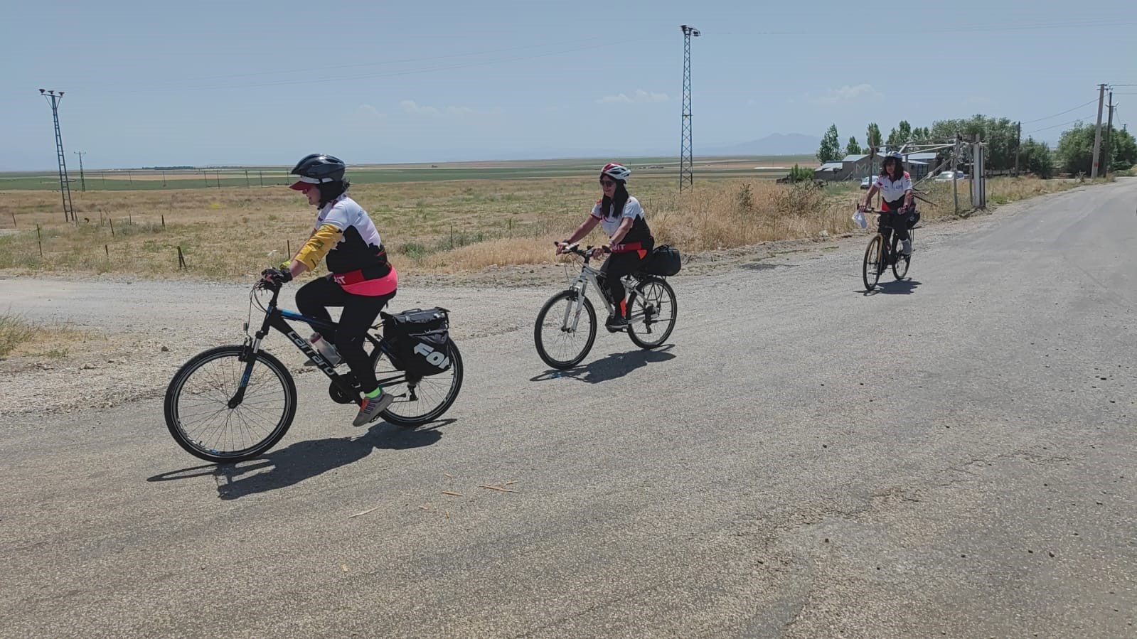 Farkındalık için Van Gölü’nün etrafında pedal çevirdiler