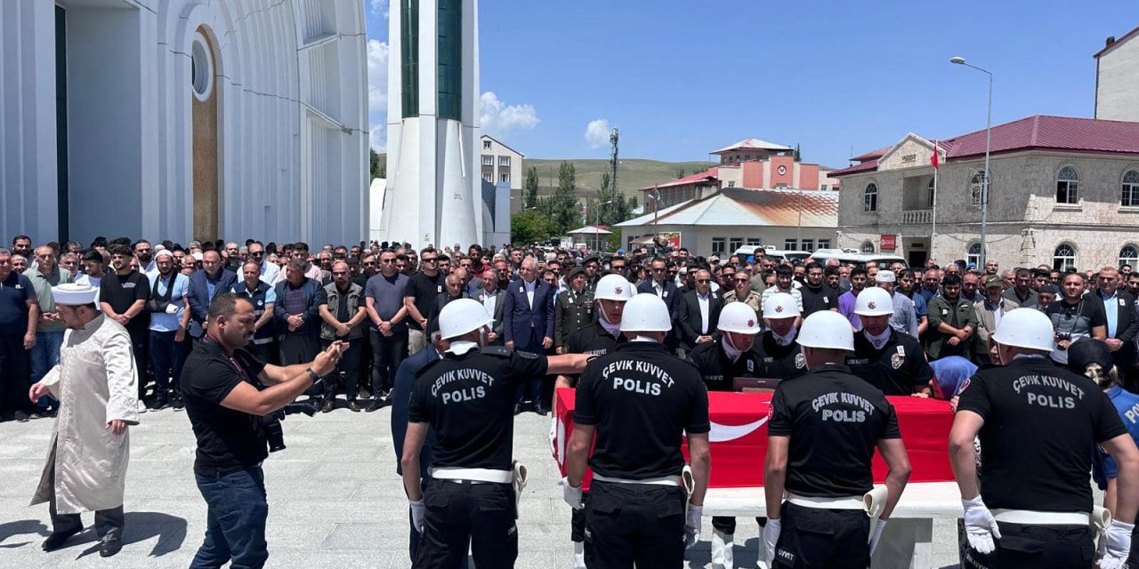 Polis memuru Ağrı'da toprağa verildi