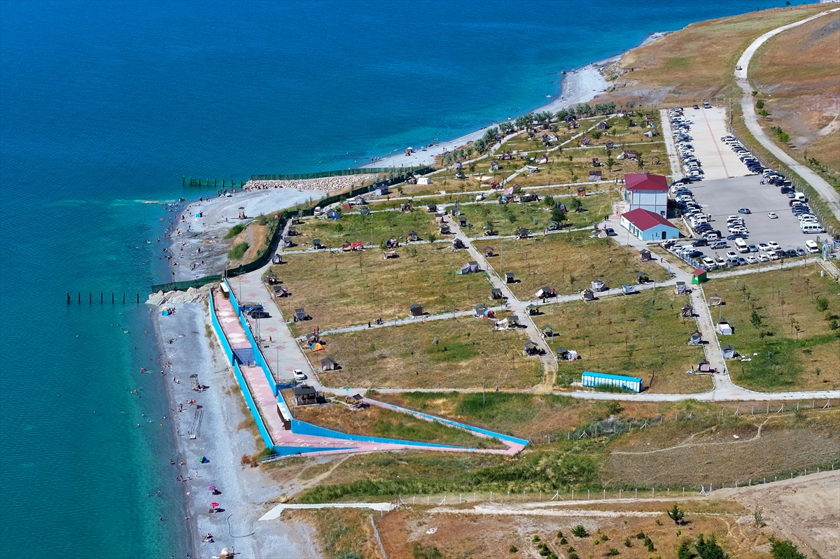 Van'da Mollakasım Halk Plajına ziyaretçi akını