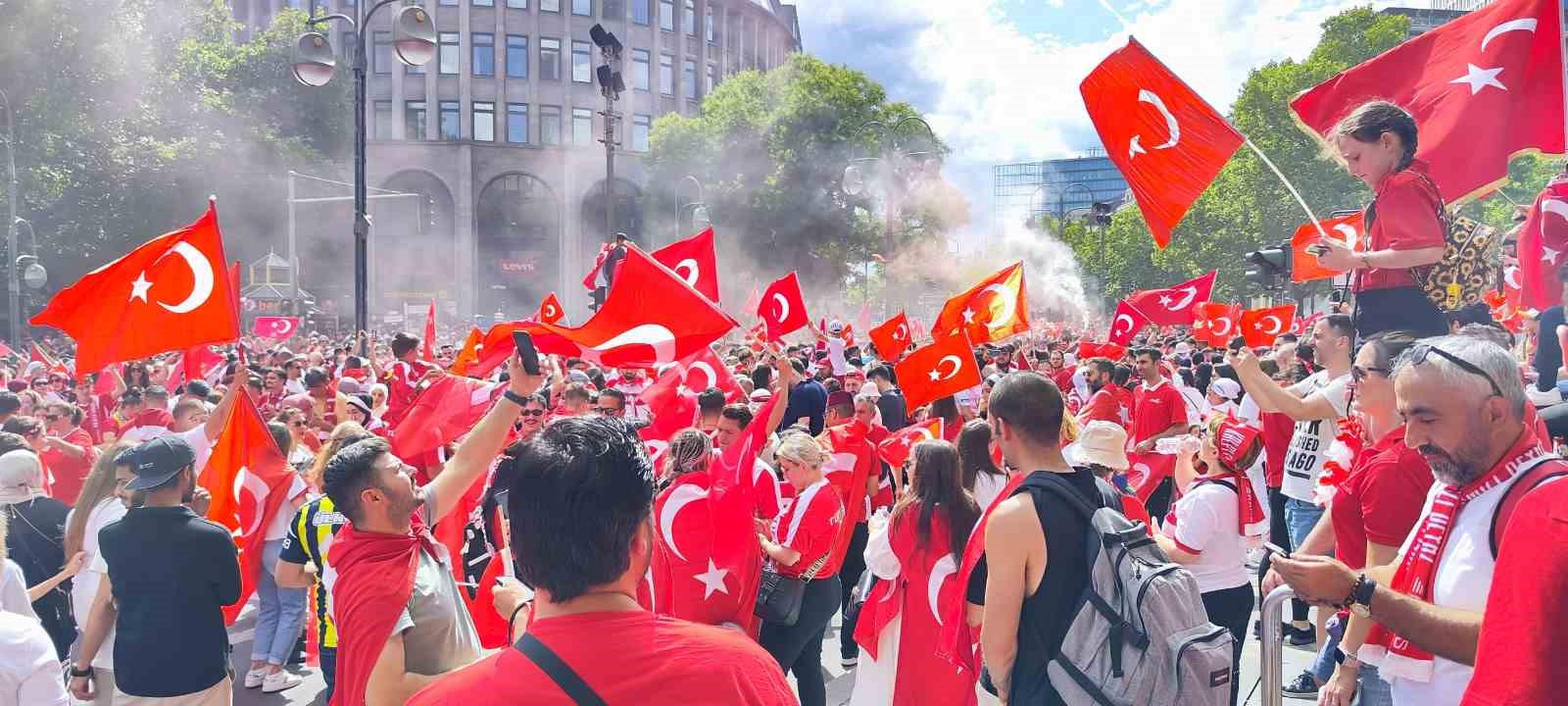 Berlin kırmızı beyaza büründü