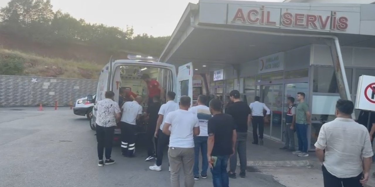 Seyir halindeki araca kaya isabet etti: 1 ölü, 2 yaralı