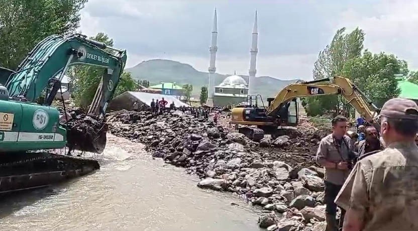 Erzurum Valisi Çiftçi, sel yaşanan mahalleleri inceledi