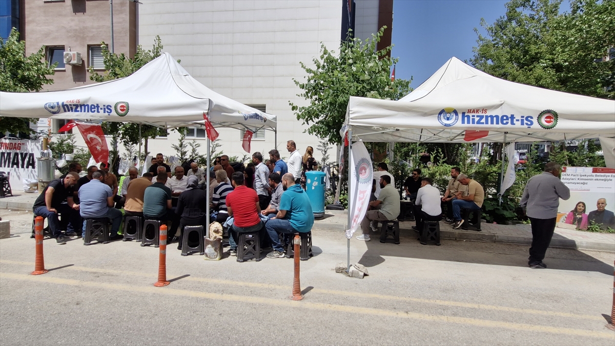 Van'da işten çıkarılan belediye çalışanlarının eylemi sürüyor