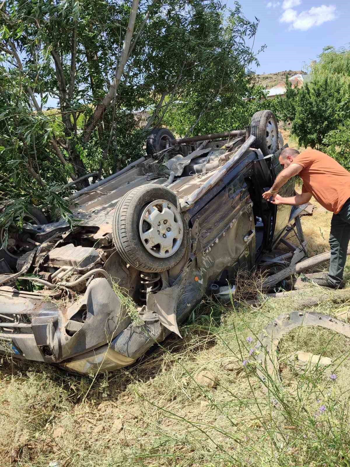 Van’da hafif ticari kamyonet takla attı: 3 yaralı