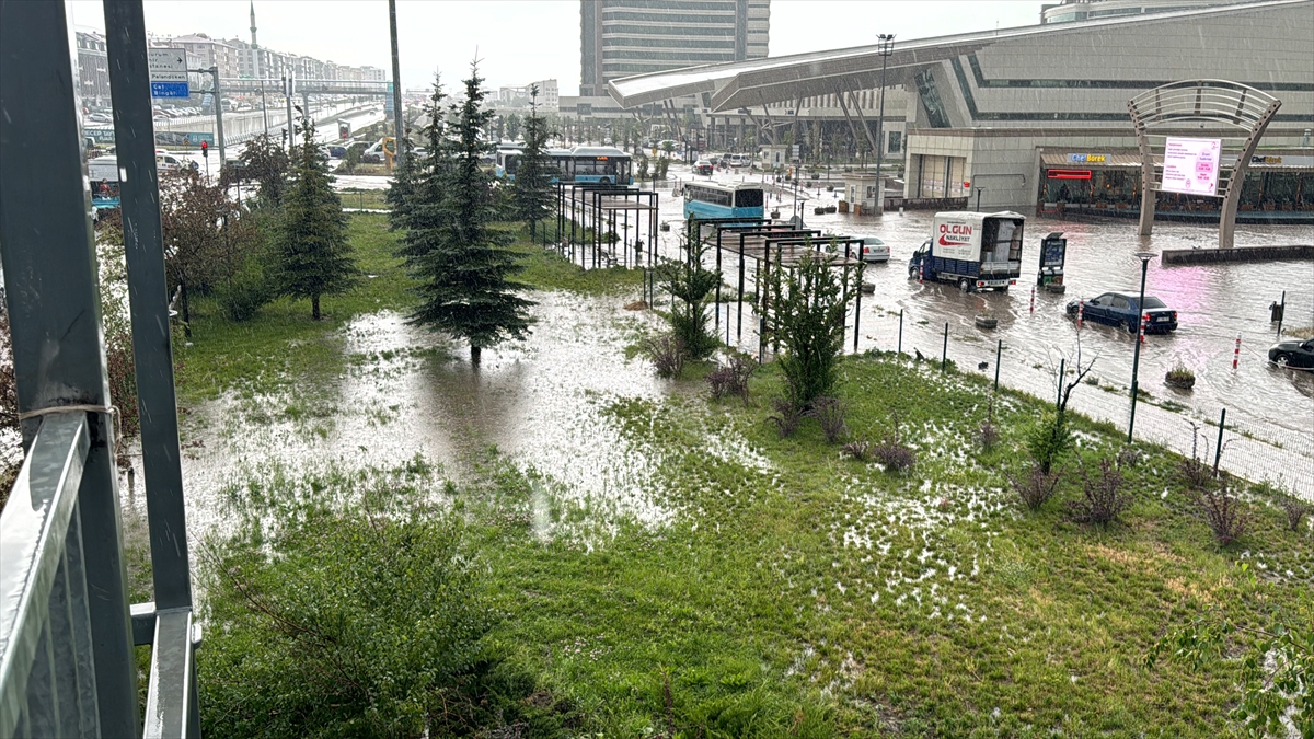 Erzurum'da şiddetli yağış hayatı olumsuz etkiledi