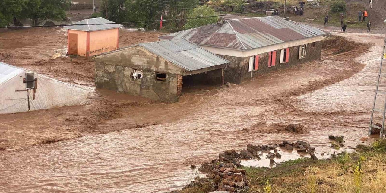 Tekman’da sağanak yağış sele neden oldu