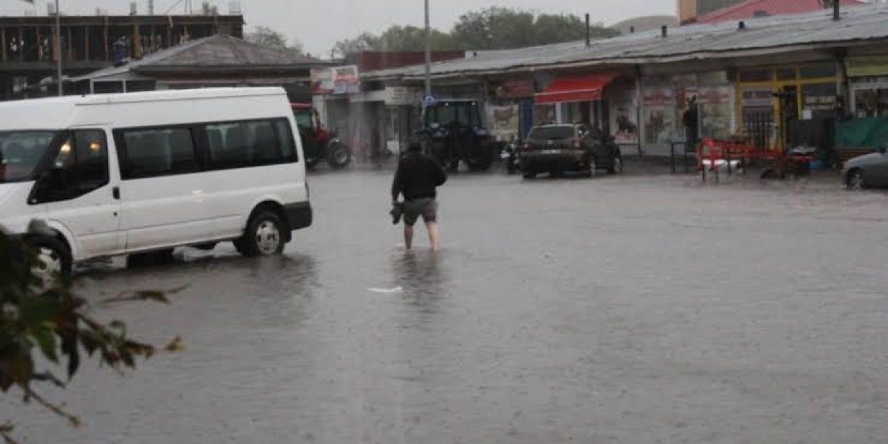 Kars'ta sağanak nedeniyle bazı ev ve odunlukları su bastı