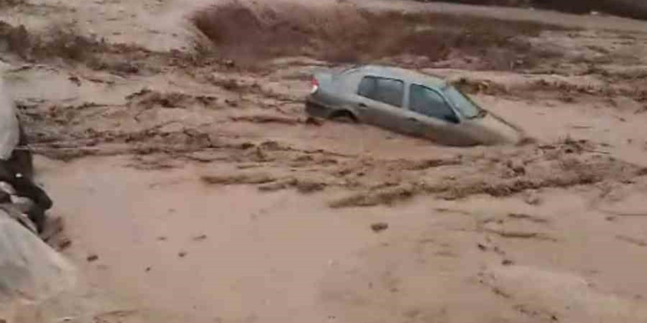 Ağrı’da sel hayatı felç etti! Yıldırım düştü, araçlar sürüklendi