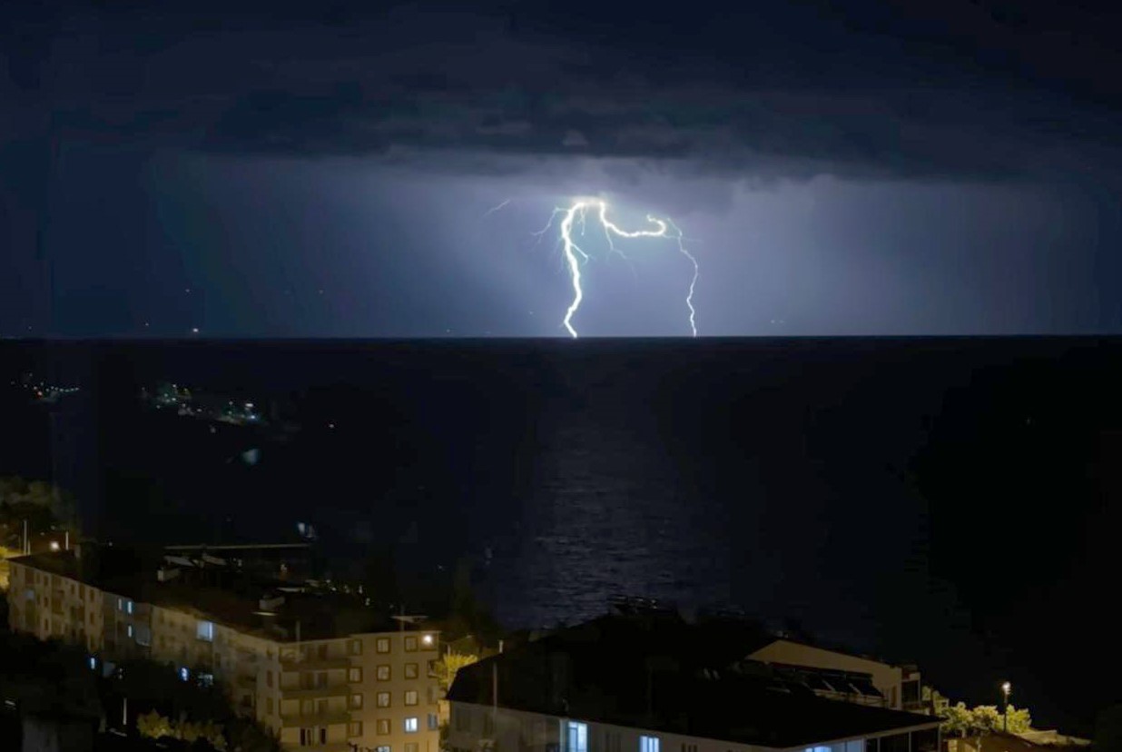 Geceyi Van Gölü üzerinde çakan şimşekler aydınlattı