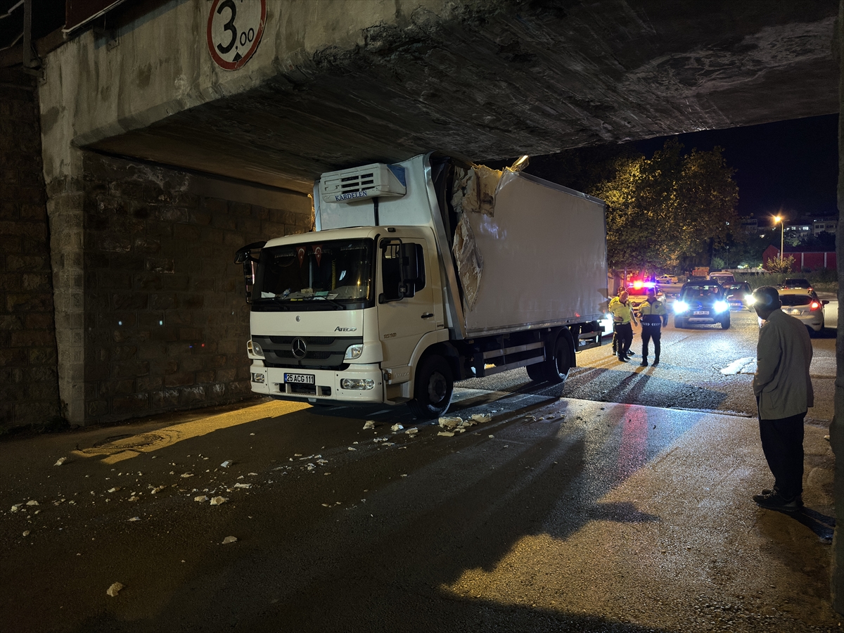 Erzurum'da kamyon alt geçitte sıkıştı: 2 yaralı