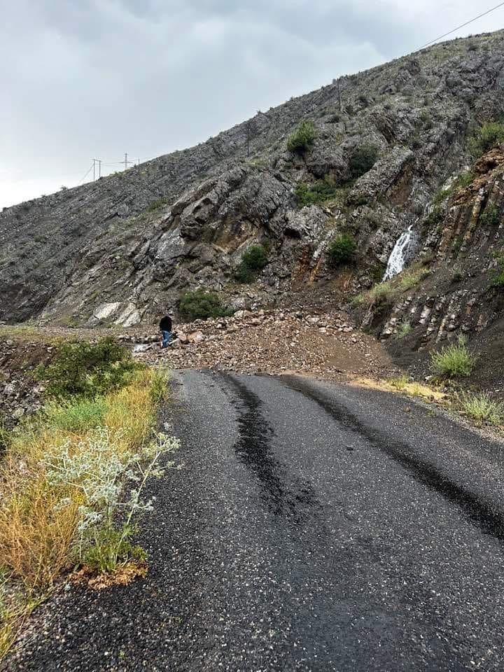 Erzurum’da sel, yolları çöktürdü