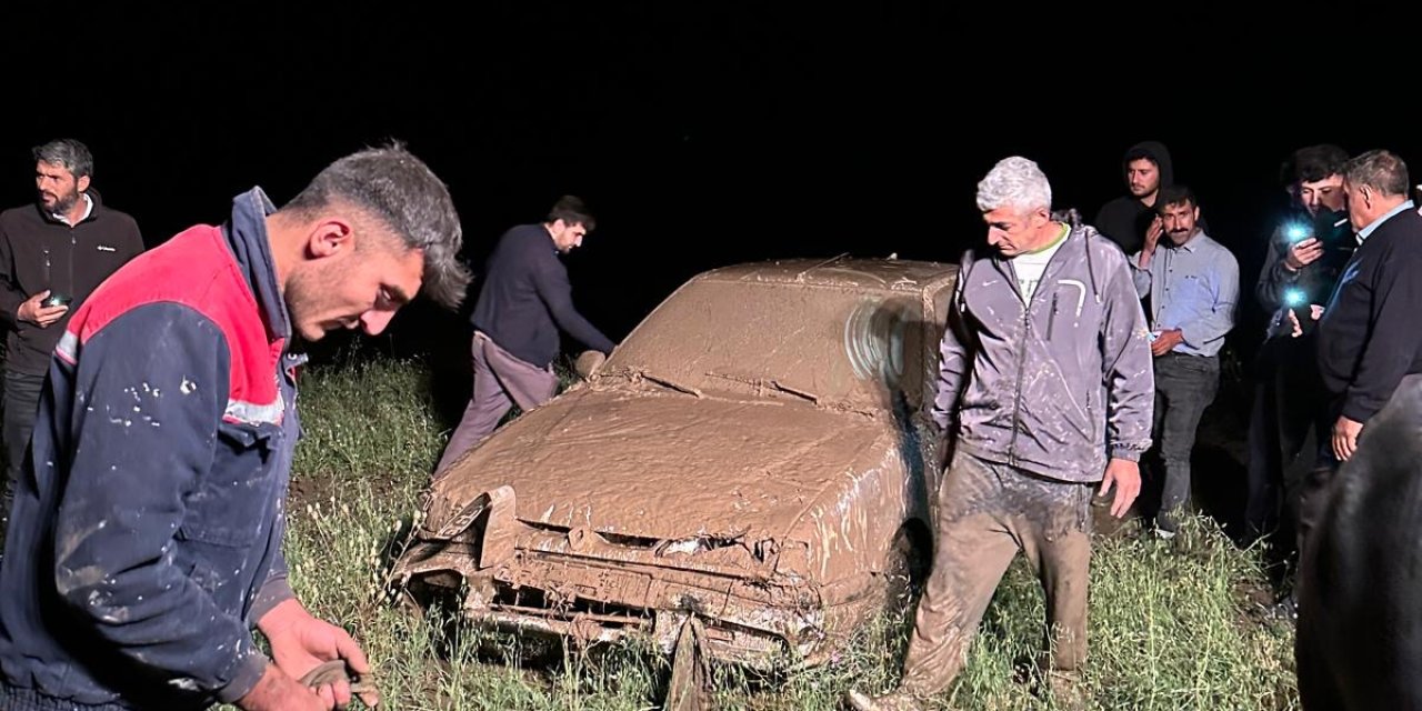 Ağrı’da sel sularına kapılan araçları DSİ ekipleri çıkardı