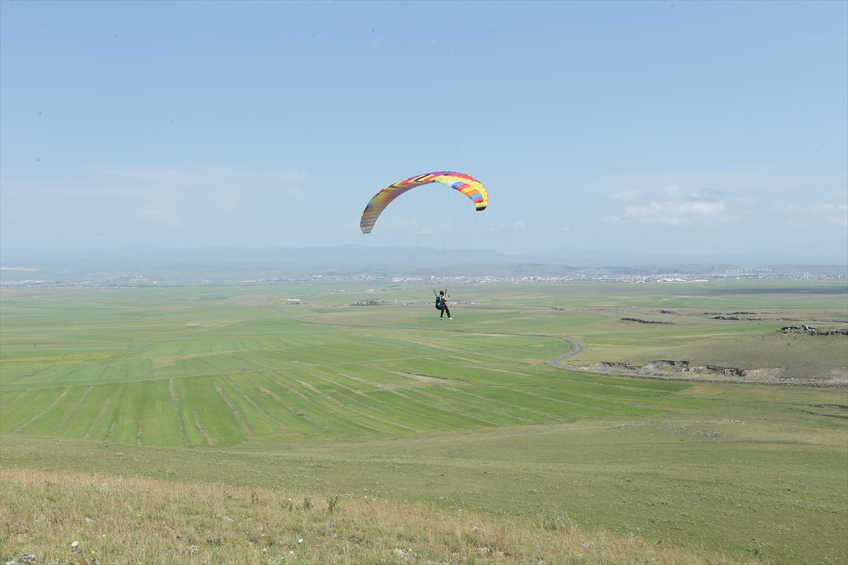 Kars'ta yamaç paraşütü şehre yeni bir soluk getirdi