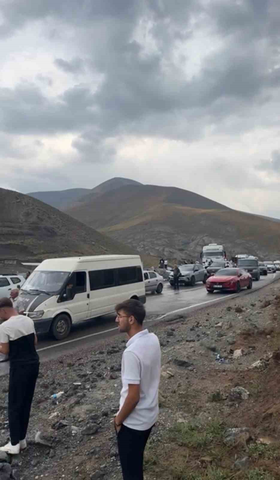 Van-Hakkari yolunda onlarca araç mahsur kaldı