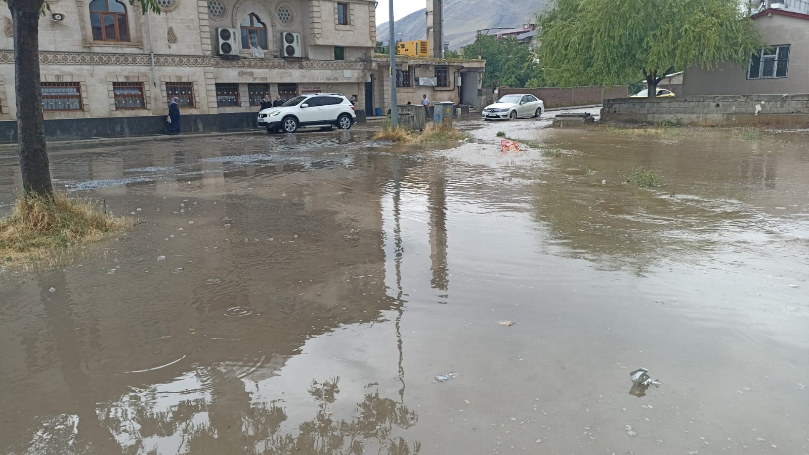 Bitlis'te iş yerlerini su bastı