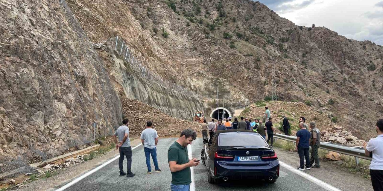 Artvin-Erzurum karayolu heyelan nedeniyle ulaşıma kapandı