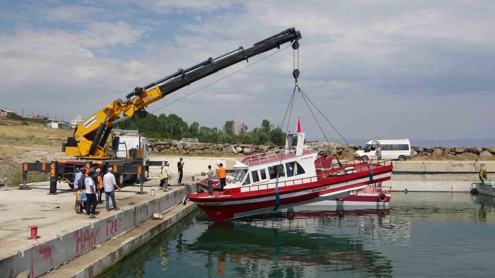 İnci kefali için tekneler Van Gölü’ne indirildi