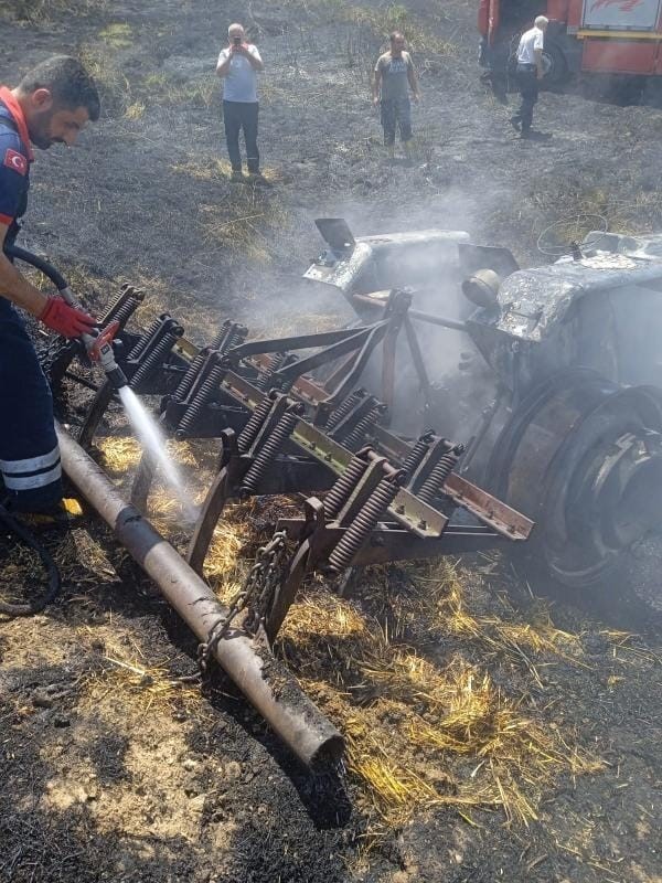 Diyarbakır’da yangına müdahale etmek isteyen traktör de yandı