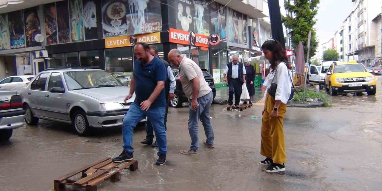 Kars’ta caddeler göle döndü