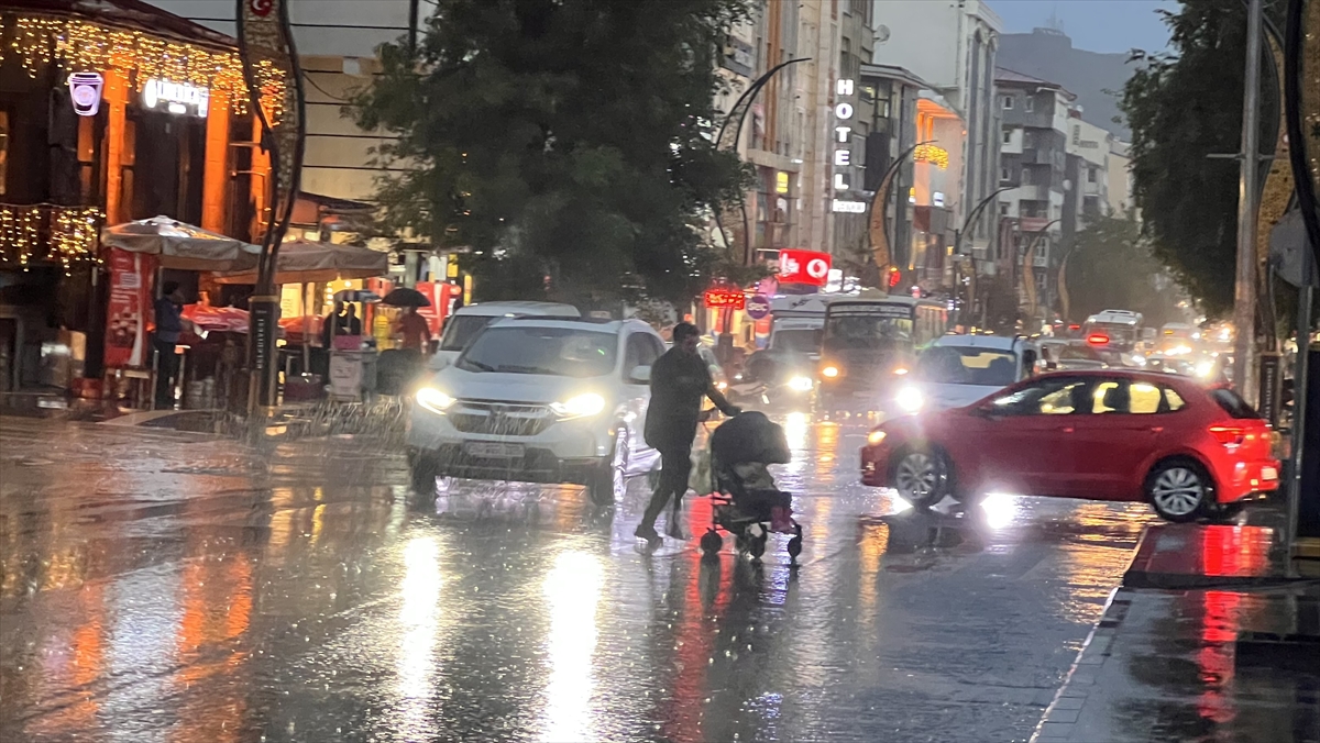 Kars'ta sağanak trafiği ve hayatı olumsuz etkiledi