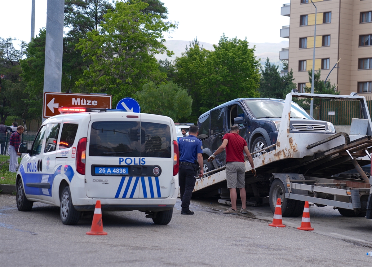 Erzurum'da iki araç birbirine girdi: 8 yaralı