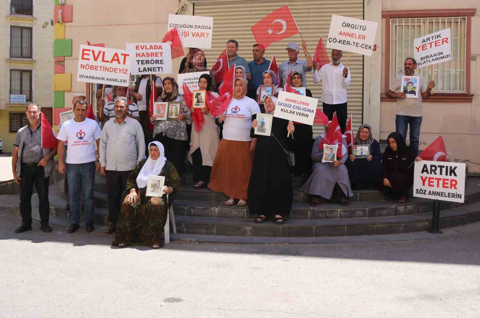 Diyarbakır'da evlat nöbetine bir aile daha katıldı