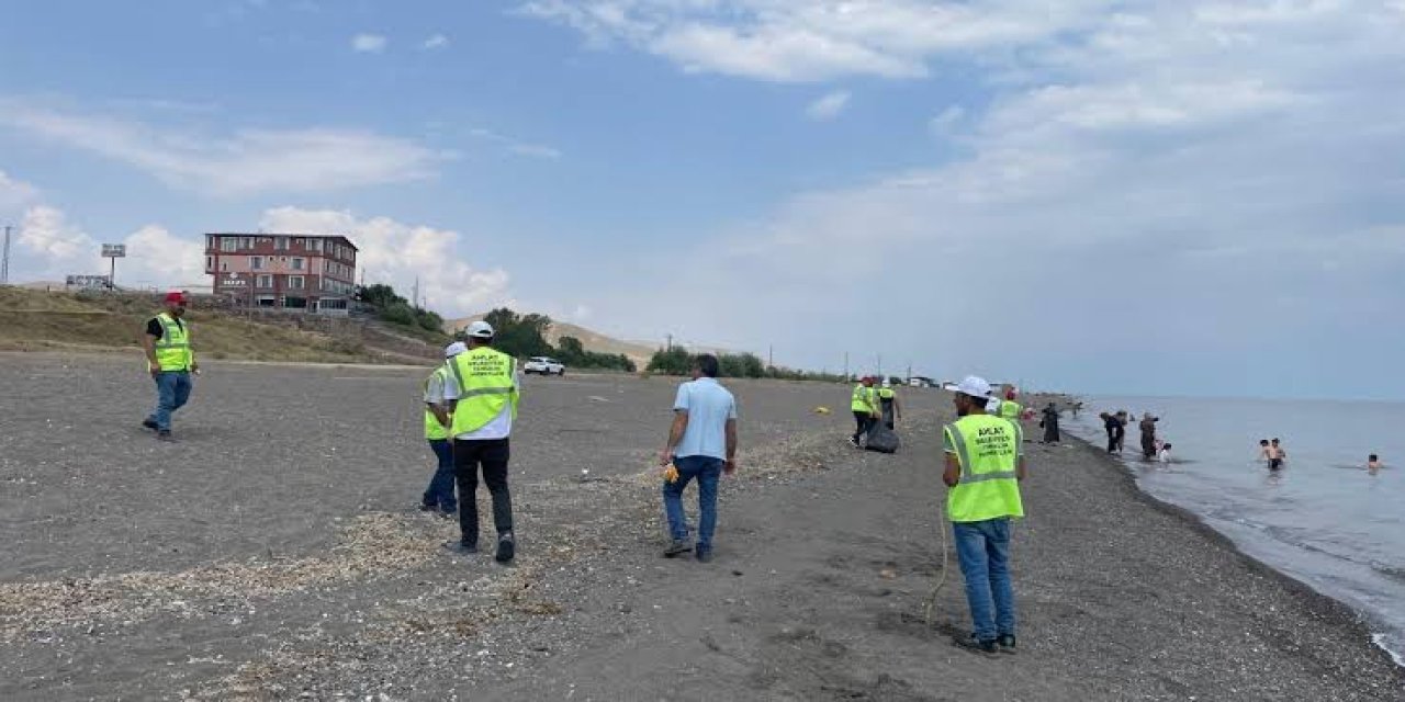 Van Gölü sahilinde biriken çöpler temizlendi